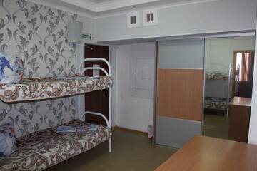 Фото номера Спальное место на двухъярусной кровати в общем номере для мужчин и женщин Хостел Северянка г. Тобольск 4